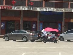 骑摩托车的骗子到处都是，在售票大厅门口，这么嚣张，可以看到治安管理有多差-丹霞山风景名胜区