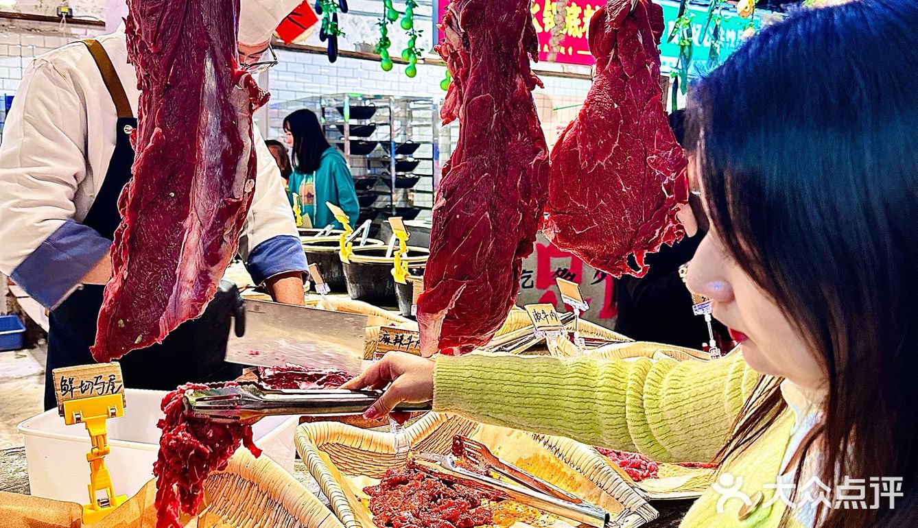 大家都很有序的排队过称 现切肉肉太新鲜了，吃的放心