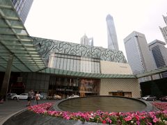 门口的国金中心-上海浦东丽思卡尔顿酒店