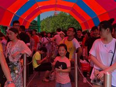 子弹过山车进门第一个项目排队人最多排了快1小时-南京银杏湖乐园