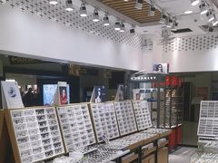 -美式眼镜·授权蔡司.依视路.尼康.豪雅.明月(人民广场店)