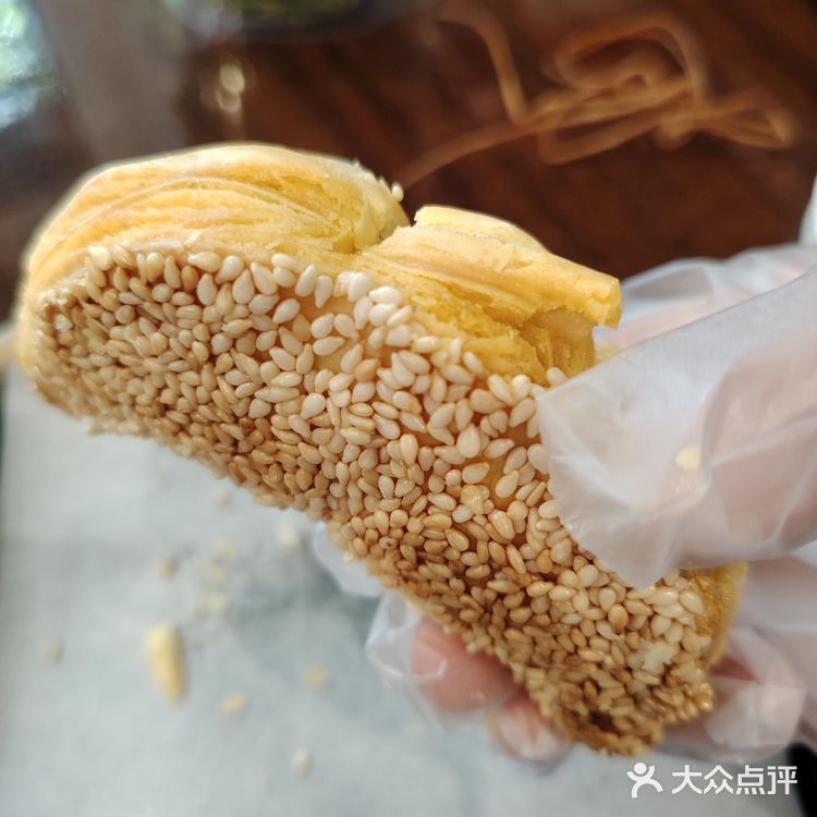 酥皮包裹蟹黄，香味独特！