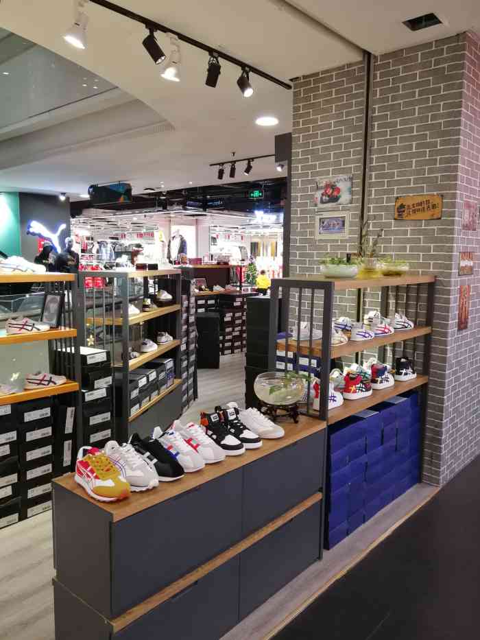 aisashi(新世界百货店)-"新世界百货的四楼,都是运动品牌的专柜,从.