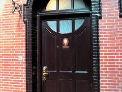 客房古朴的木门-上海浦江饭店