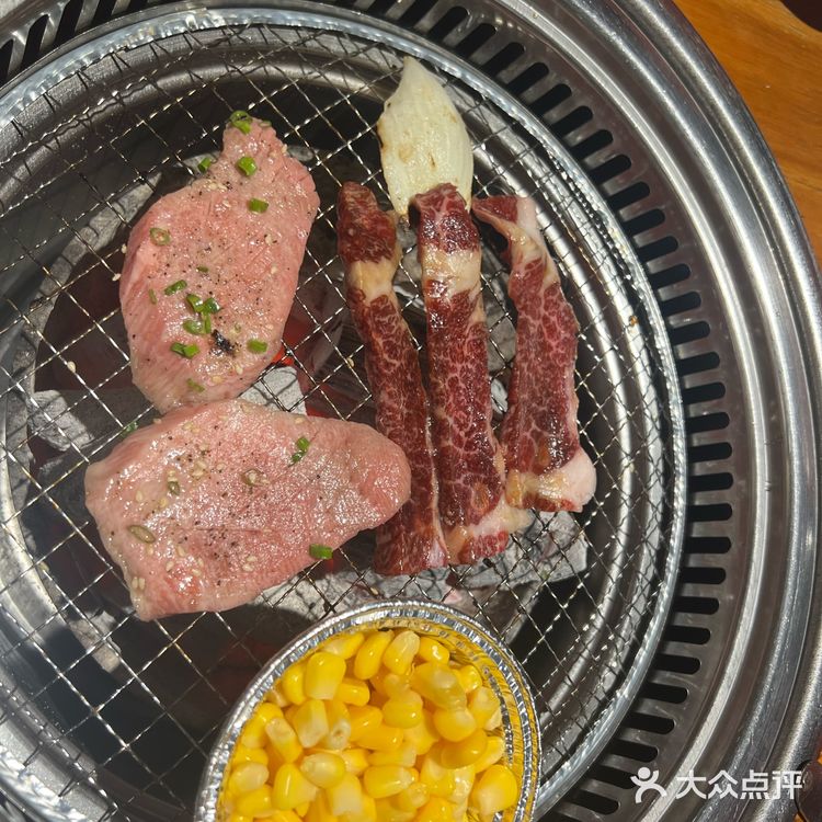 沿着银杏走来吃烤肉