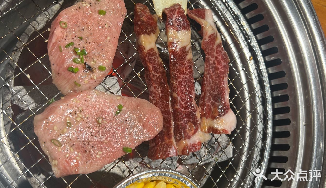 沿着银杏走来吃烤肉