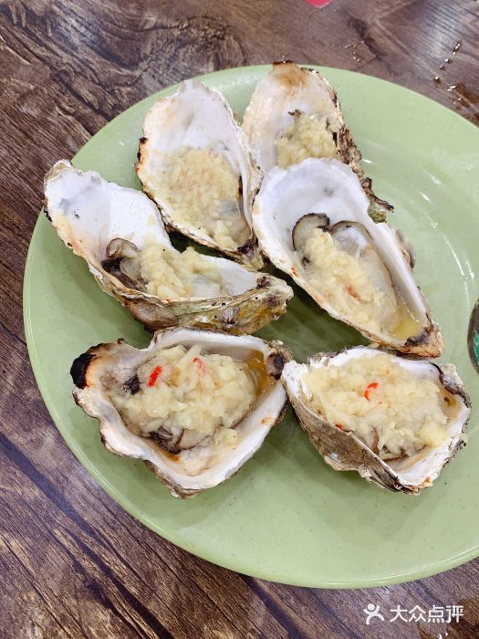 贞姨美食·老字号海鲜大排档炭烧蒜蓉生蚝图片