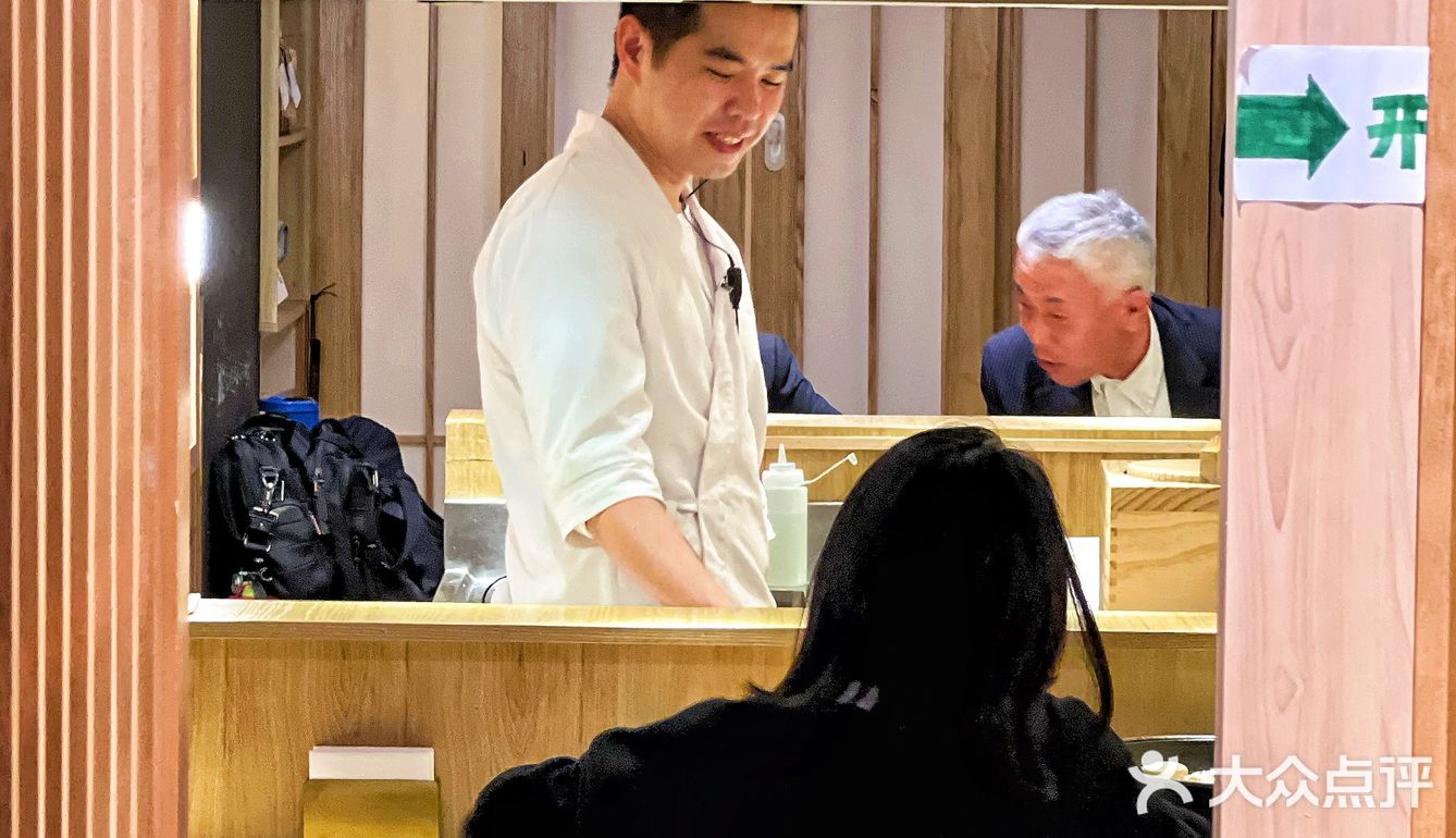 闹市中的静区日料店，上下两层打造专属用餐空间‼️