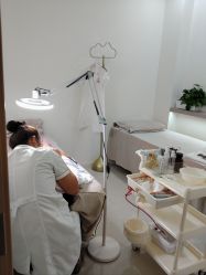 -苗方清颜专业祛痘·皮肤管理