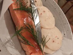 烟熏三文鱼配烤饺子皮和芥末籽酱-BOR Eatery(安福路店)