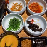 在老远就 闻到他们家的肉味了。烤肉味道十足。门