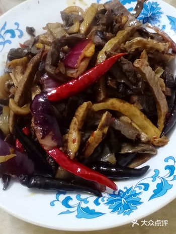 手擀面口感筋道,根根入味