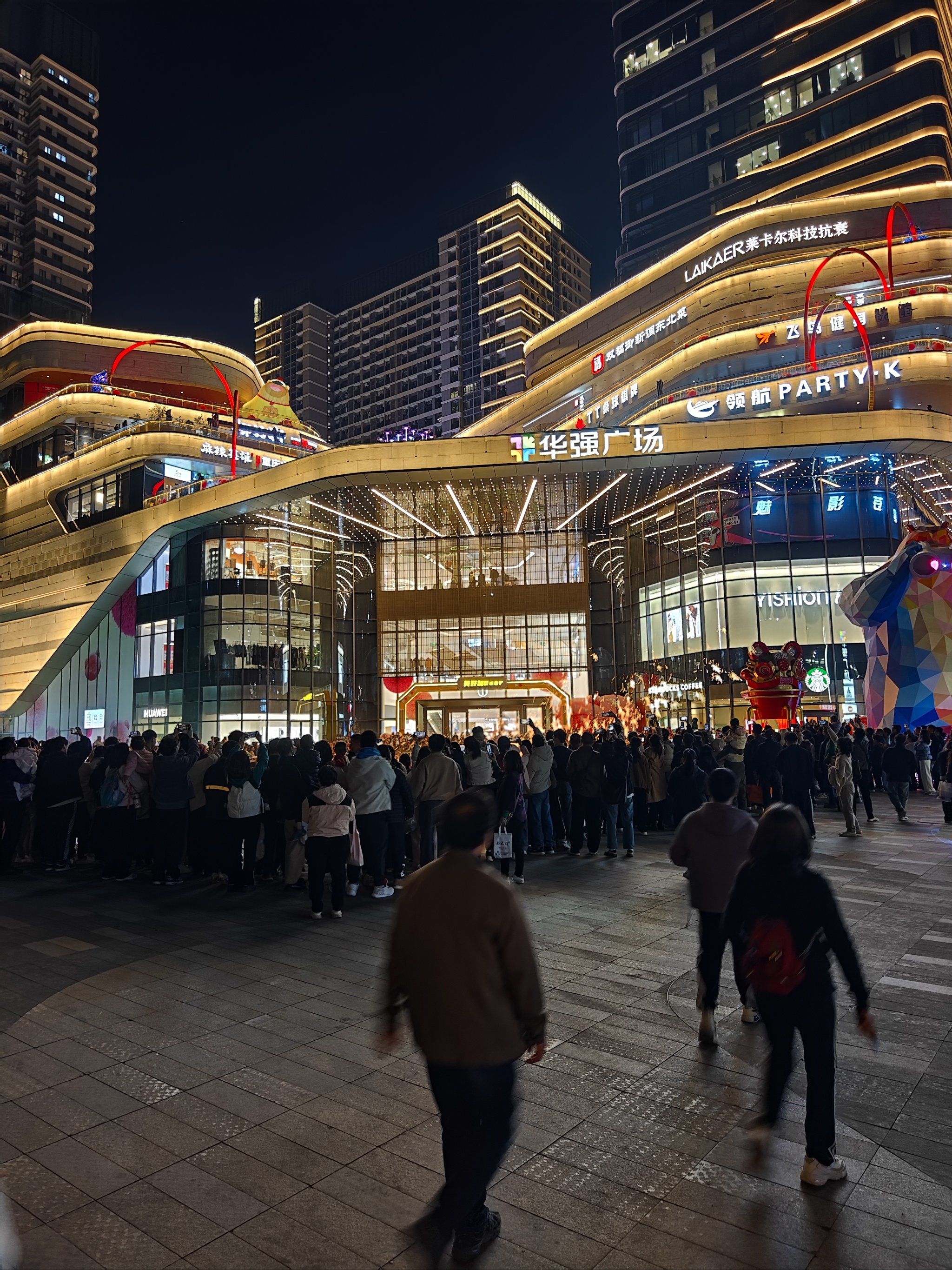 出门吃饭,偶遇华强广场打铁花,里里外外都是人