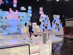 姚安娜獲邀請到電視台介紹美顏心靈用品-塔罗星座名人姚安娜