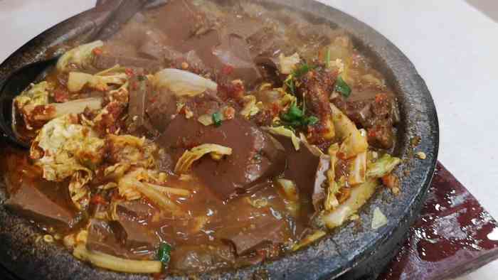 他们家的石锅真的是一绝,目前为止吃过石锅豆腐,石锅小鲜肉,石锅鸭血