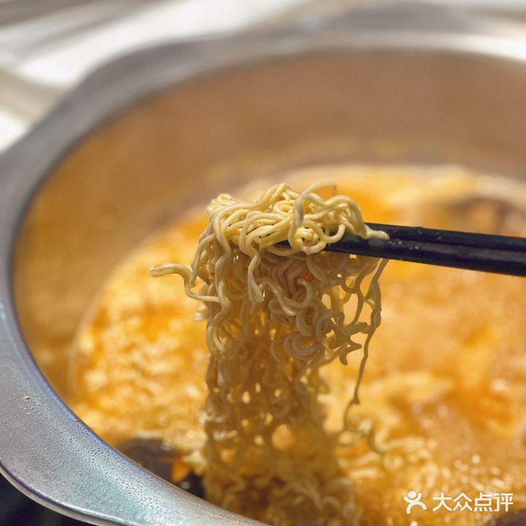 这次试的是番茄锅底，很适合不能吃辣的广东人