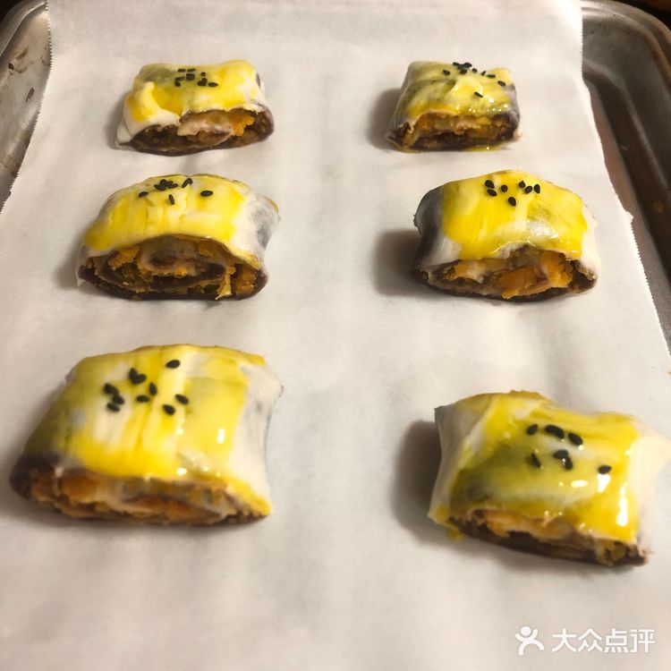 手抓饼蛋黄酥 ①材料：咸蛋黄3个，手抓饼1片