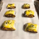 手抓饼蛋黄酥 ①材料：咸蛋黄3个，手抓饼1片