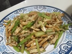 芹菜香干炒肉丝-南京点赞小馆
