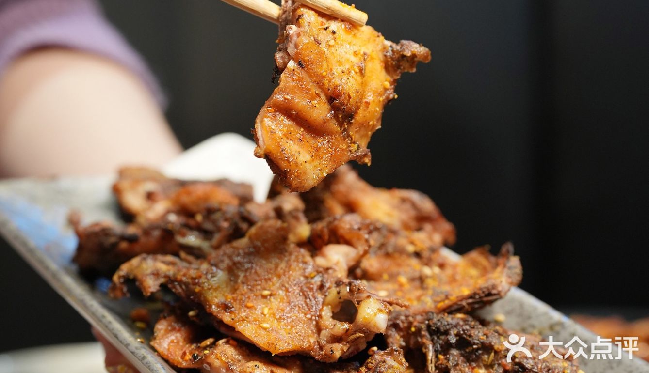 这家东北烧烤店真的太正宗,人气好高