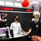 马思涵去西单大悦城了？ 人形立牌的银白头发