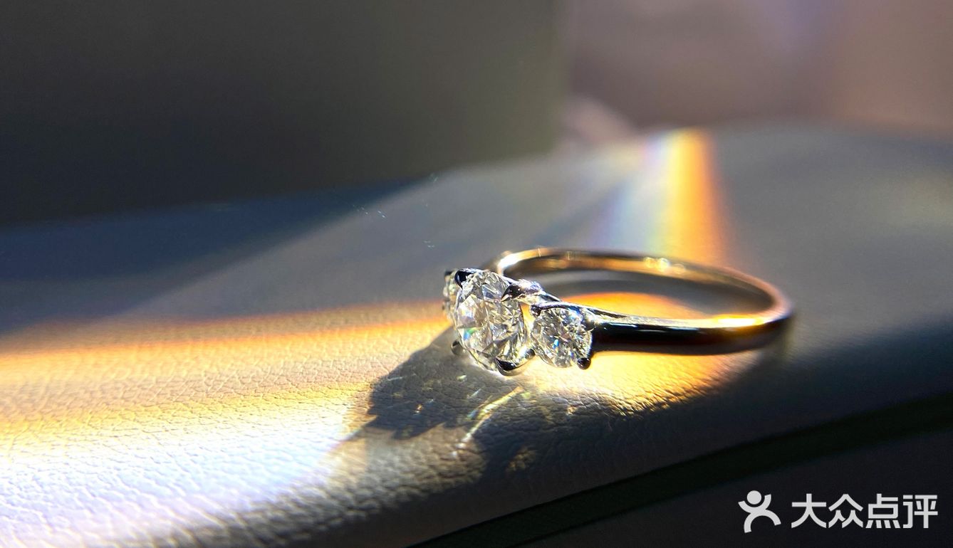 三石钻戒💍前世今生来世 都在光的转角处等你