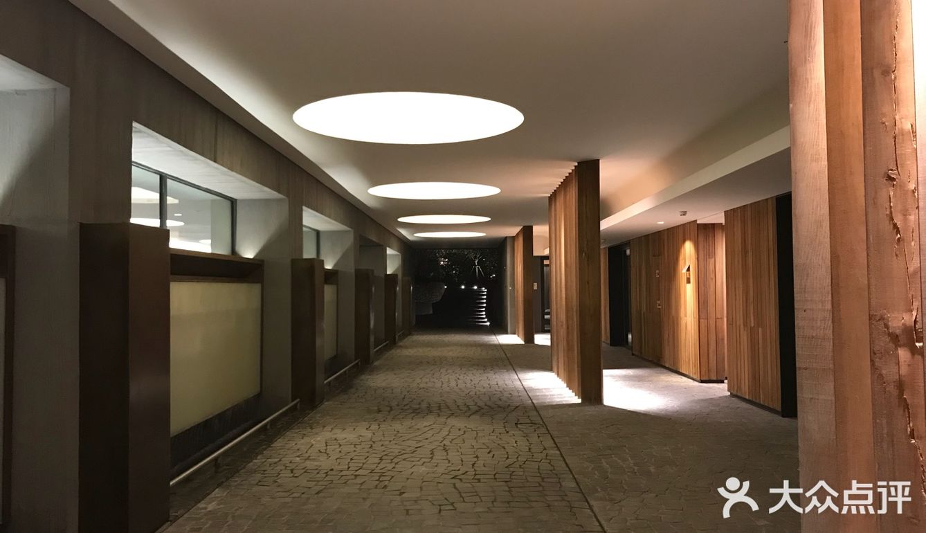 实现自我成长。在这片大面积的临水土地上