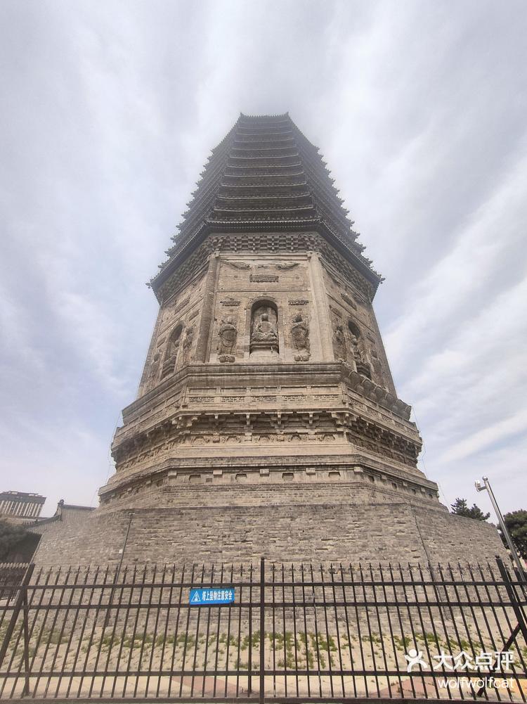 锦州古塔公园的核心景点是千年古塔广胜寺塔又称锦州白塔