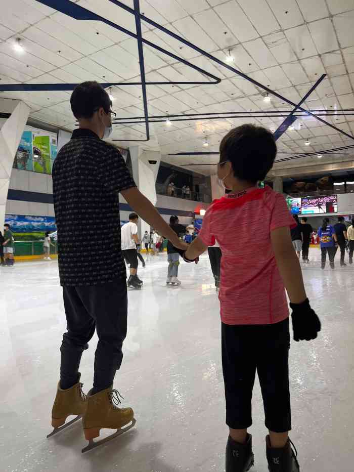 14:34打分冰河湾是广州市内评价较高的真冰溜冰场 就在正佳广场5楼