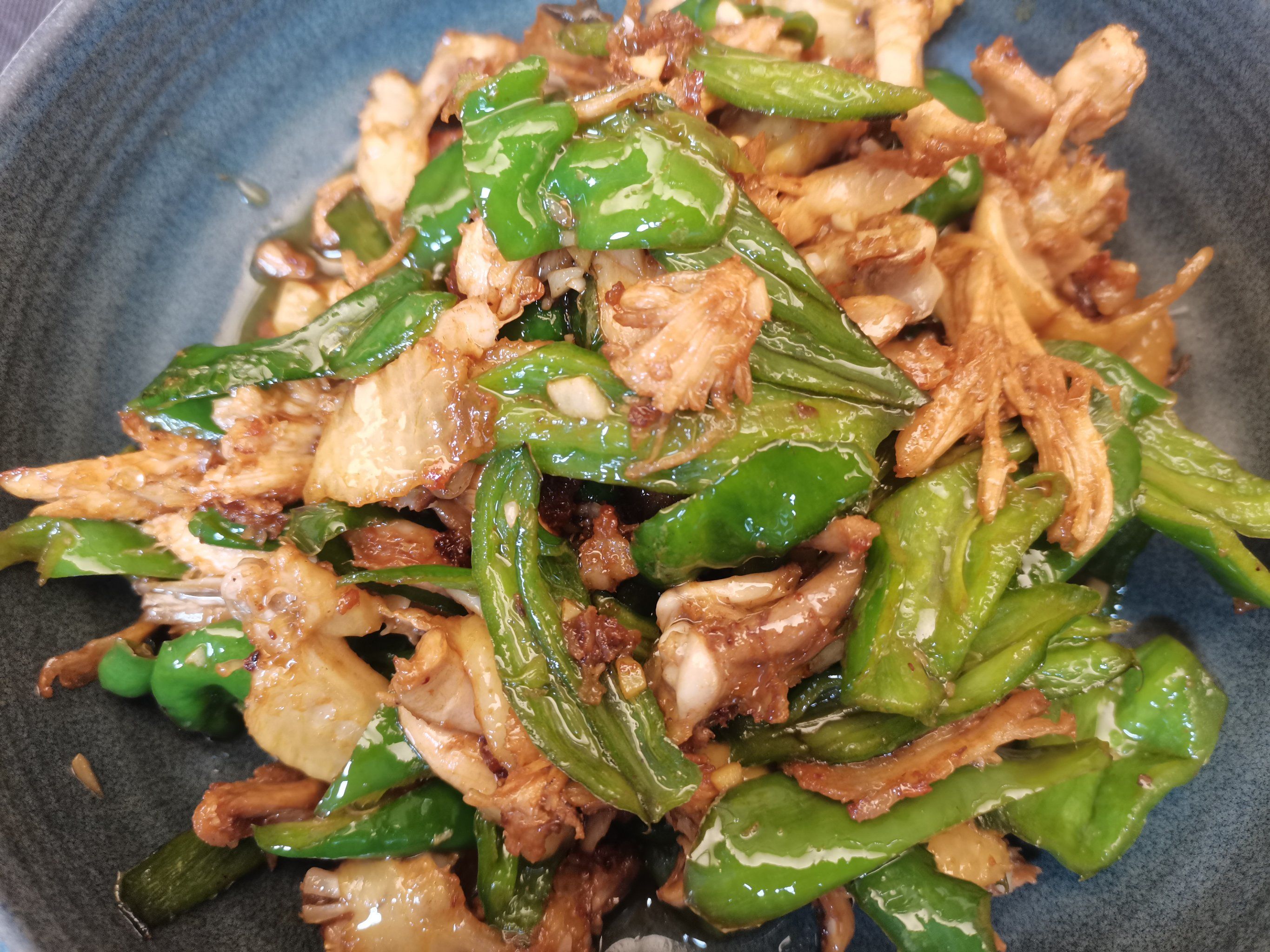 在料理领域中,青椒手撕鸡是一道融合了色彩