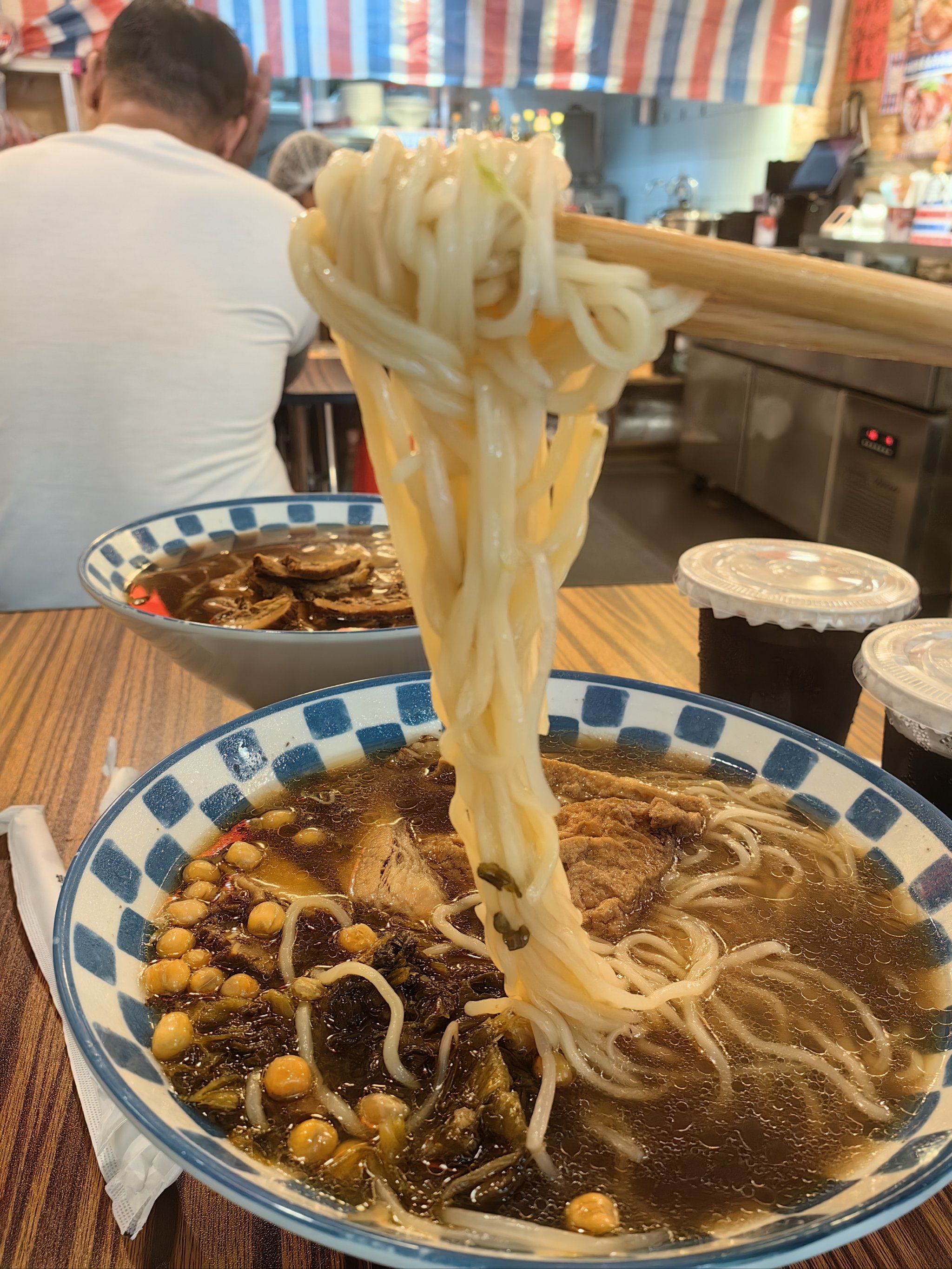 草本牛肉汤更是一绝,味道浓郁醇厚,喝上一口,满