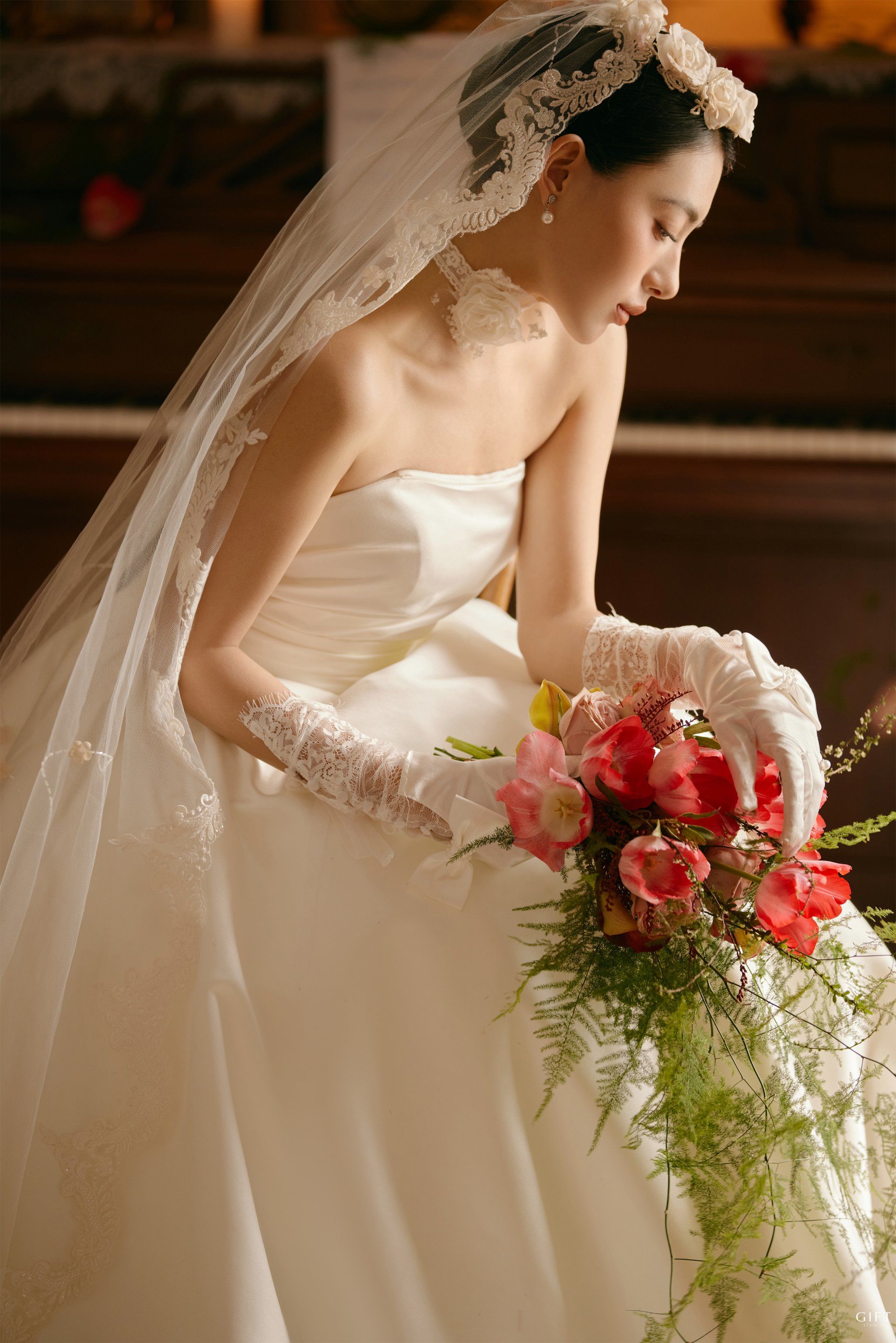 好爱这组法式静奢风婚纱照✨光影氛围真的绝