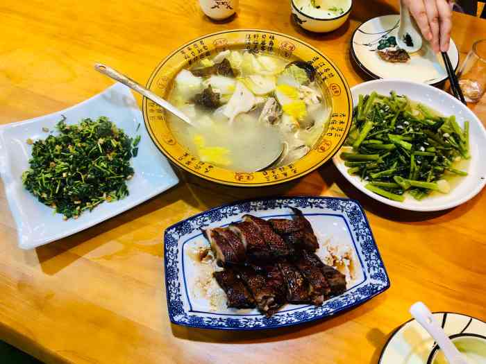 老弄堂菜馆-"在网上看到的,店就在路边.老板娘和服务员.