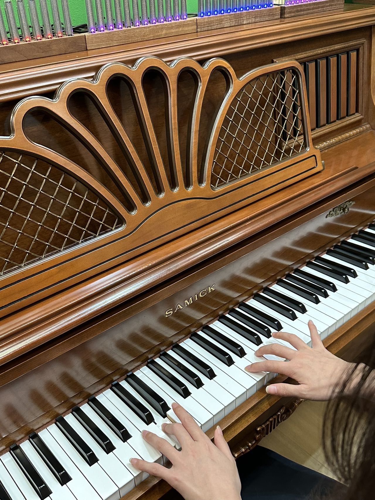 从小就很羡慕会弹奏钢琴的人,这次自己也终于实现了,最近都在巴南万达