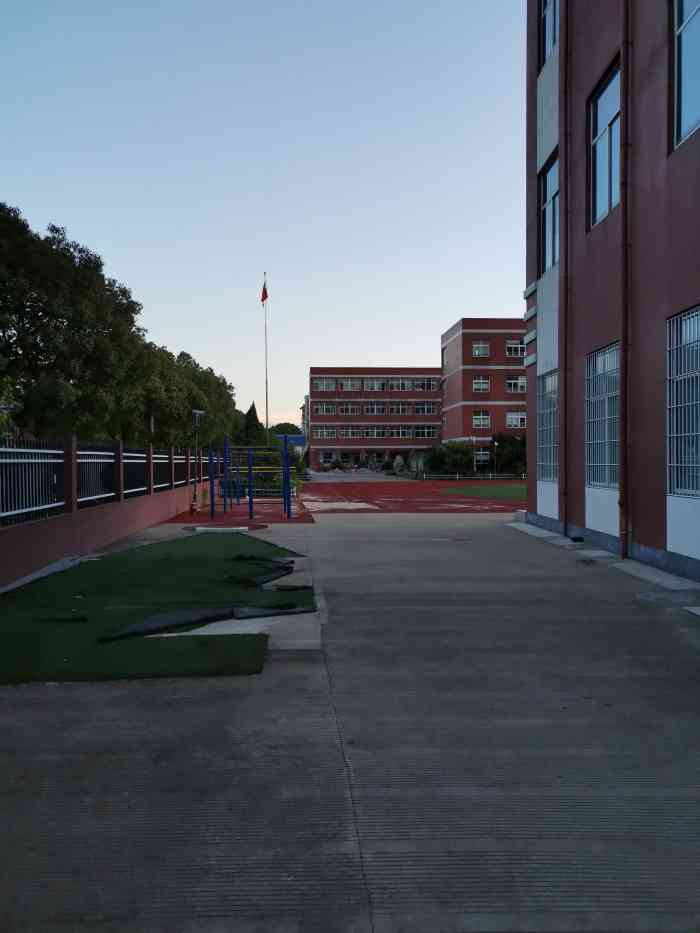 鄞州区中河实验小学"中河实验小学,地址较中心,也很繁华,大门.
