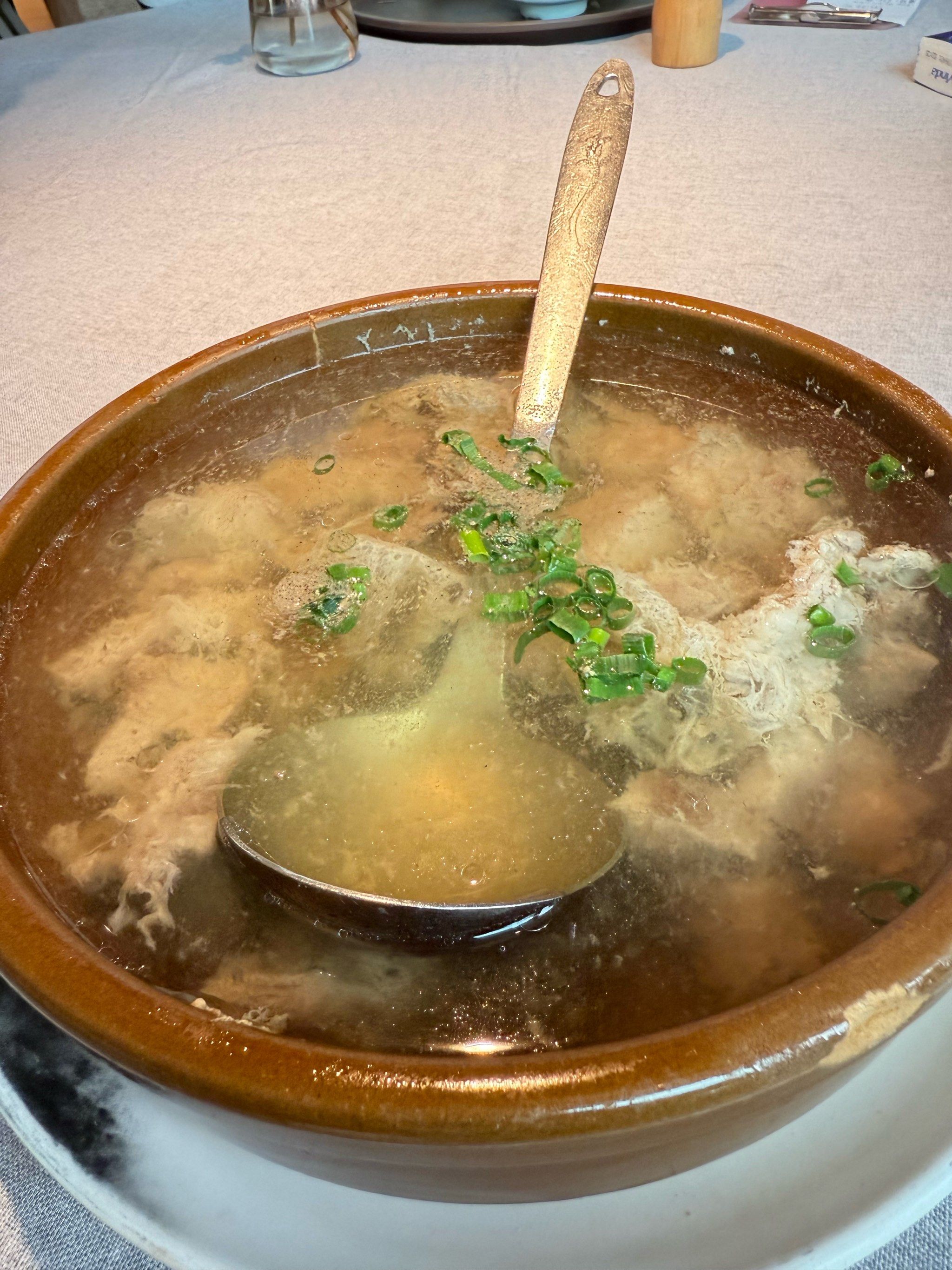 店里的特色蘸料,味道更上一层楼这家店的猪肉汤鲜美程度真的没话说,汤