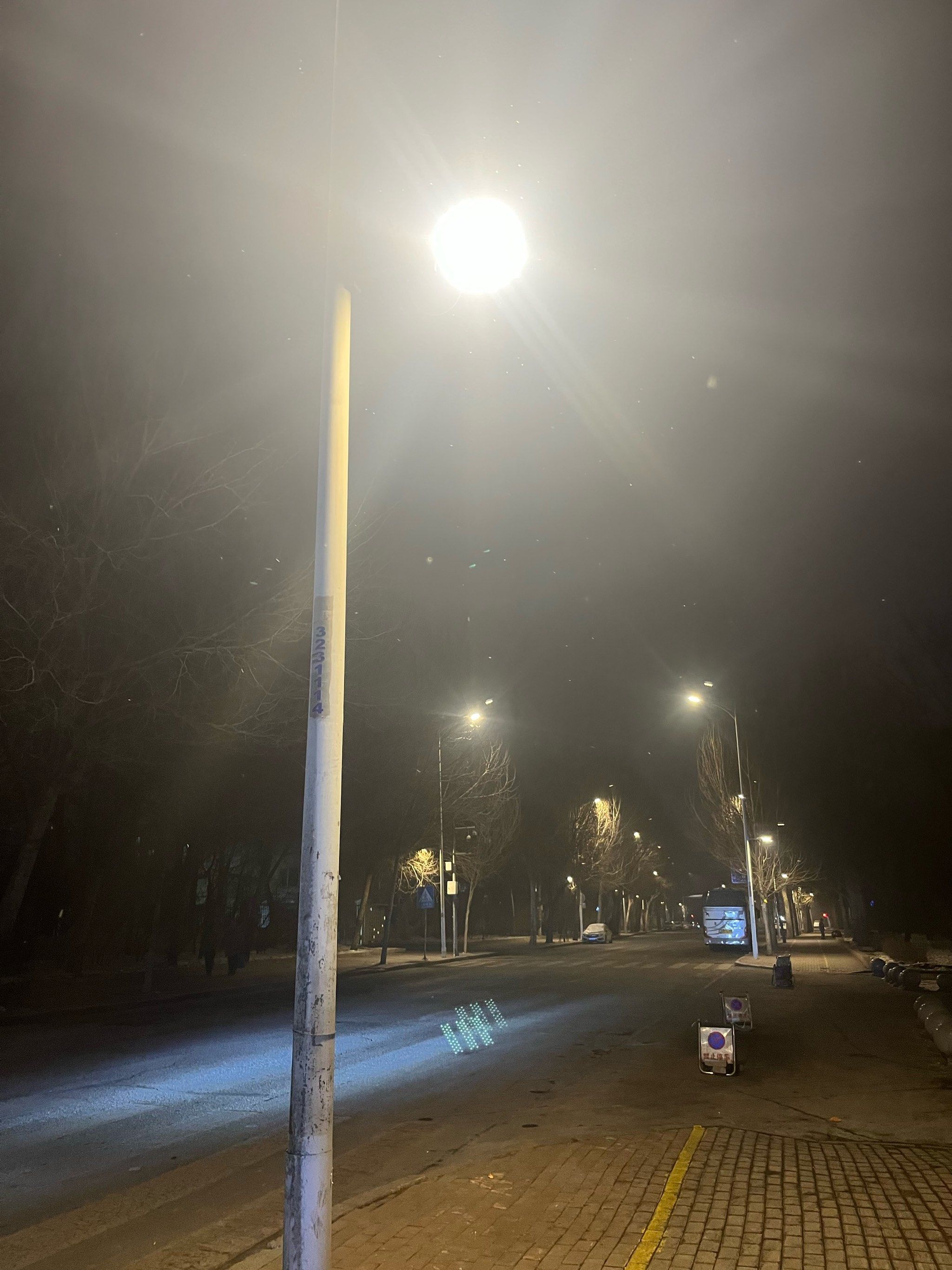 夜晚的繁华街头