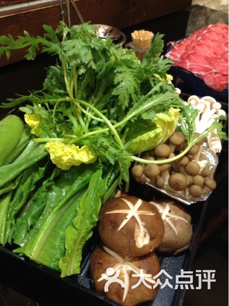 青海牦牛仔原生态火锅餐厅蔬菜菌菇拼盘图片 - 第2张