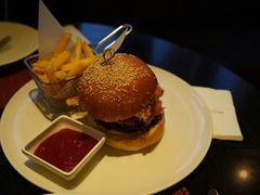 经典美式汉堡配秘制酱汁-WOLFGANG PUCK KITCHEN & BAR(迪士尼小镇店)