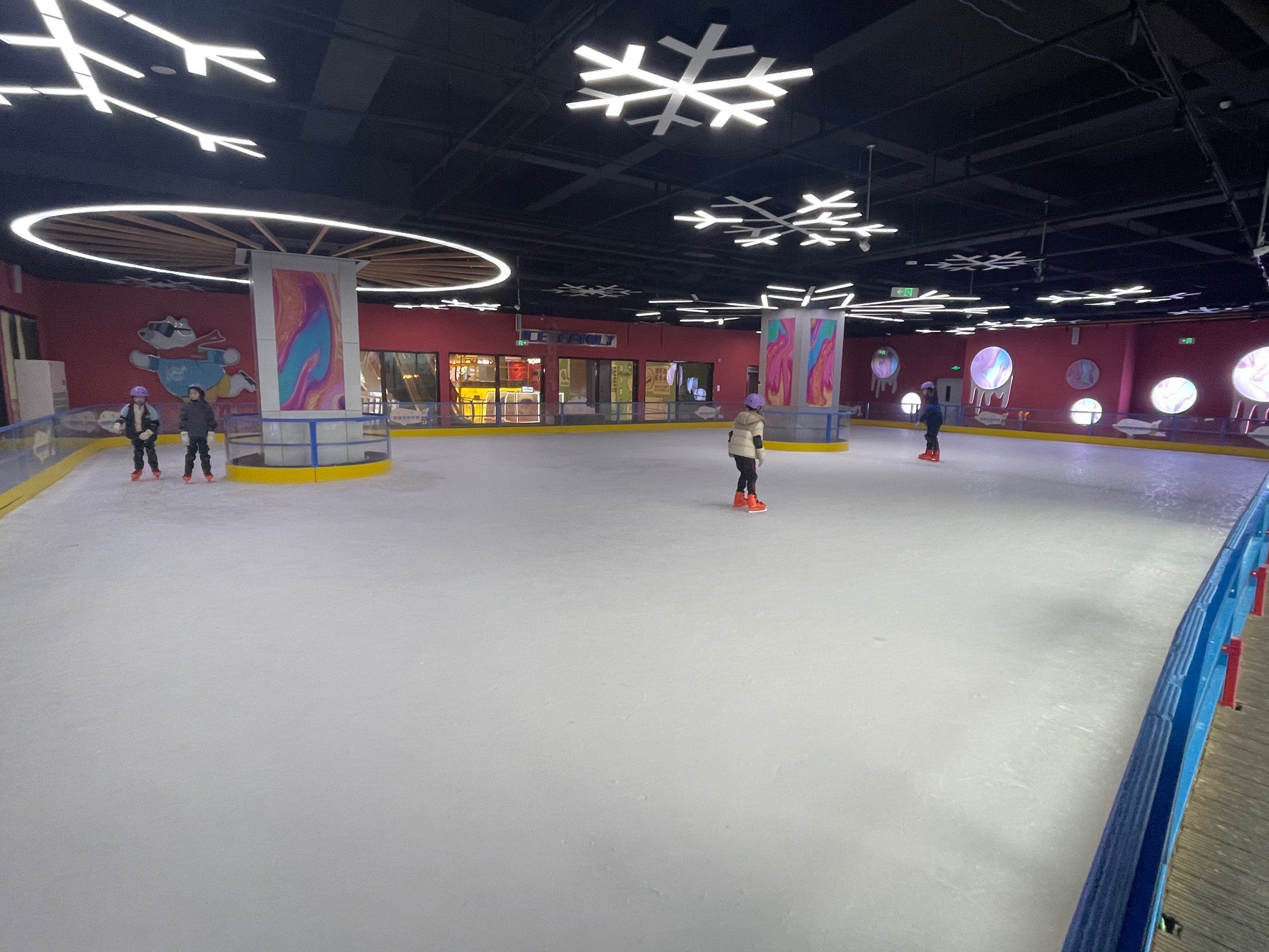 0元玩转这座城工作日下午来的,带娃体验室内滑冰,人不是很多,场地也