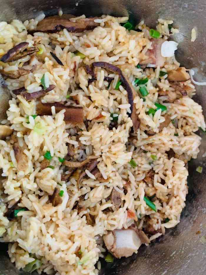 这是一碗闽南人的咸饭, 小小一碗饭包含着排骨,海蛎干,香菇, 每吃一