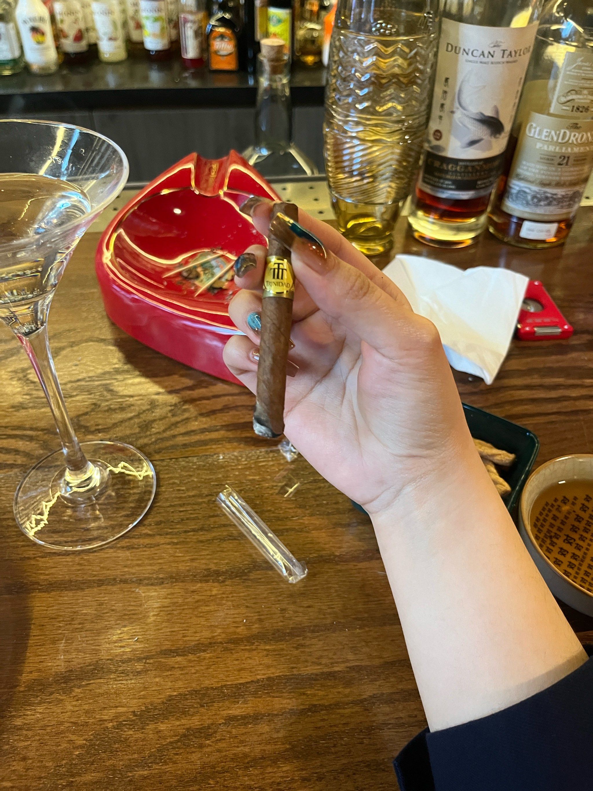 店里雪茄种类很丰富,我是第一次抽雪茄,主理人有很认真地帮我推荐