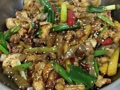 -泡山椒干锅肥肠鸡