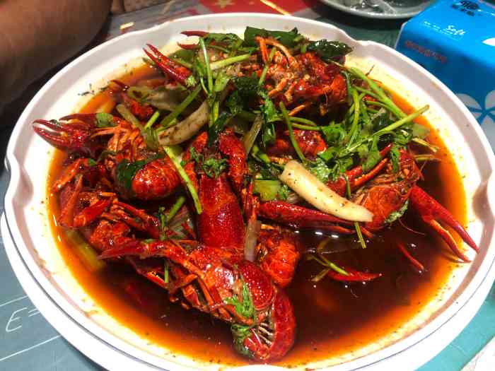 有钳任性龙虾馆-"五一假期第四天 好多人出游堵在路上 宅在.