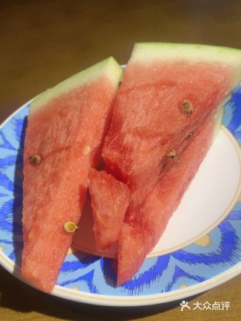 点了一份拉面两根羊肉串，服务员很快送来一份水果