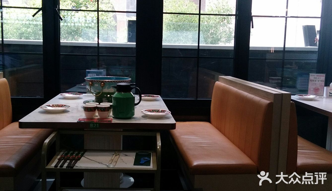 一串十二月元的三串烤肉最好吃一个个可以吃的很饱啊!