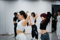 -单色舞蹈