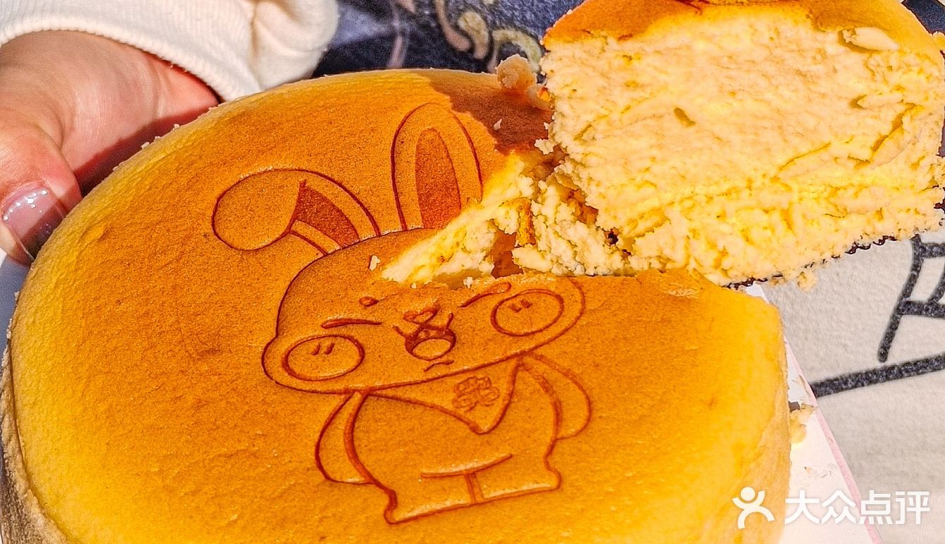 来南京路步行街 芝士蛋糕一人一个!!!