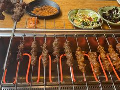 会自己转的烧烤炉-悦屋老板娘的烤肉店(紫薇田园店)