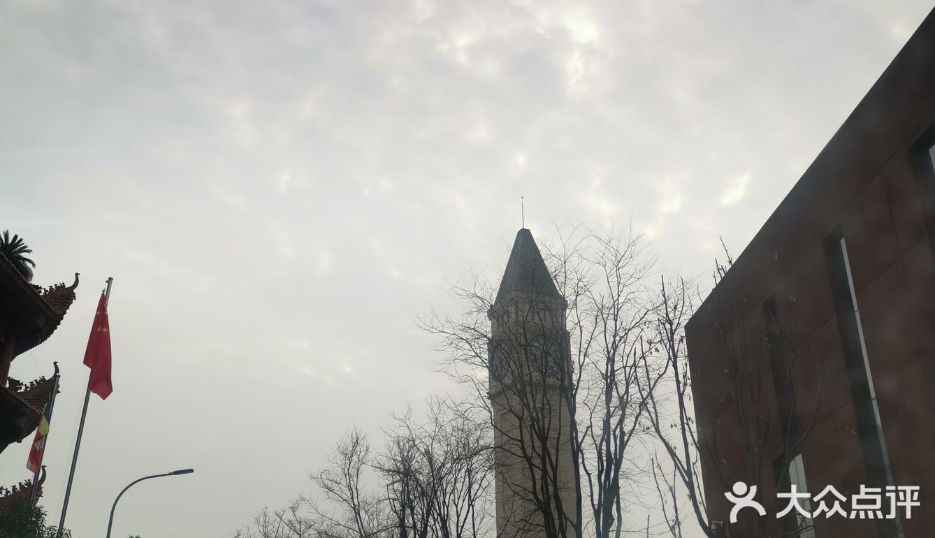 南滨路钟楼广场